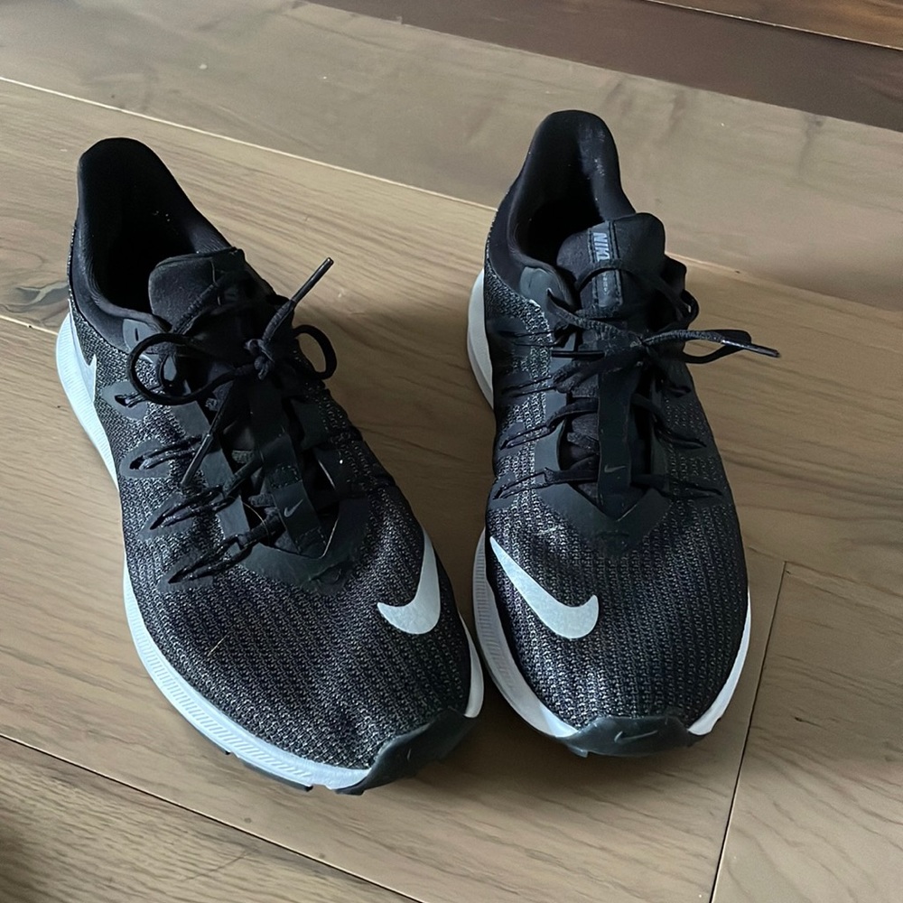 Size 10 black Nikes
